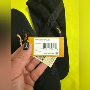 NWT size 10 super sweeshy comfy Teva Black Olowahu Sandals.